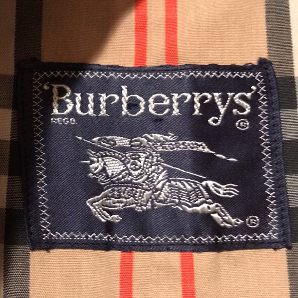 Classic Ladies Burberry Trench - Picture 4 of 12